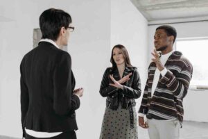 Persone discutono in casa