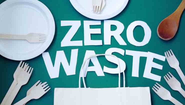 scritta zero waste e piatti e posate