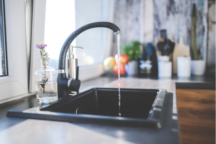 acqua che scorre lavandino