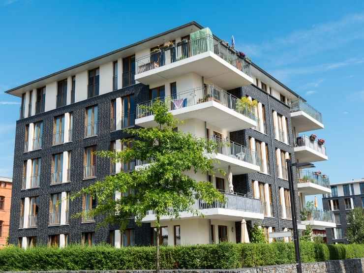 palazzina con alberi