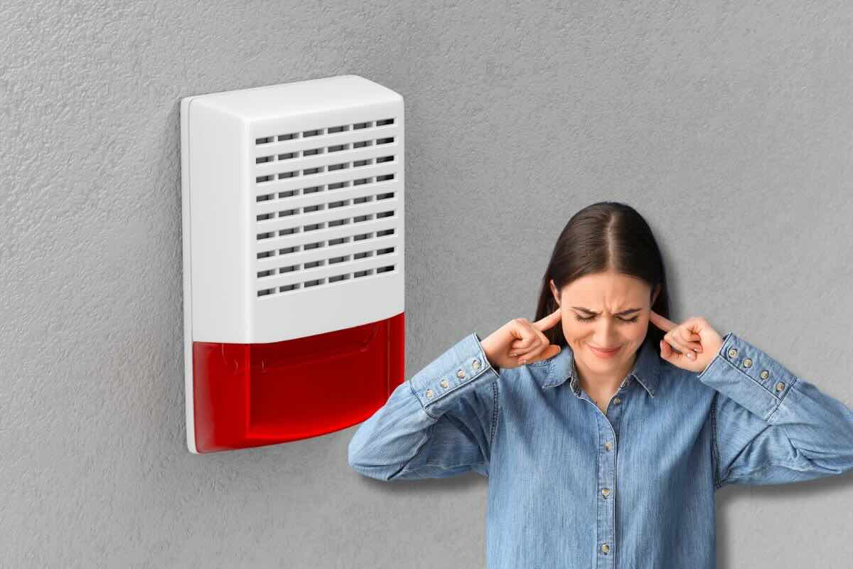 Donna si tappa orecchie, sirena allarme casa