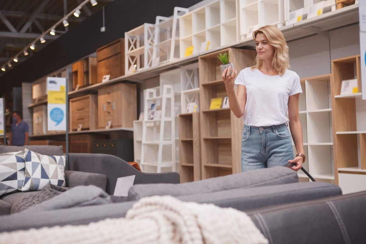 Donna in showroom