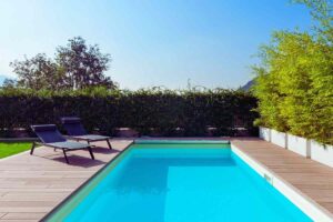 piscina con alberi vicino