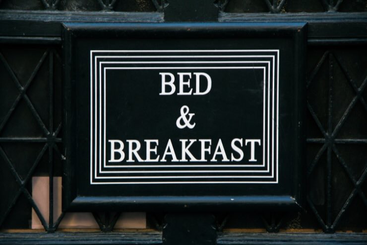 sfondo nero e scritta b&b