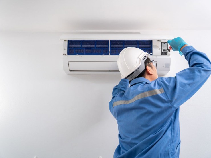 operatore installa condizionatore