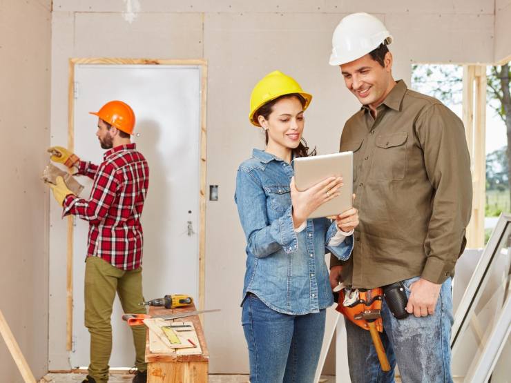 persone dentro casa fanno lavori