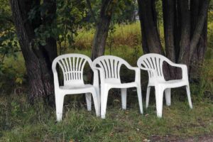 sedie di plastica nel verde