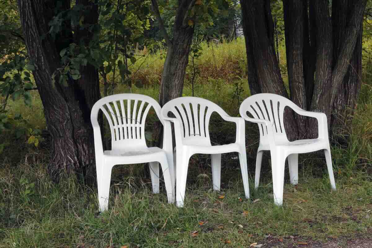 sedie di plastica nel verde