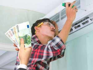 sfondo uomo che fa manutenzione a condizionatore