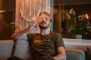 uomo che fuma sul divano
