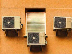condizionatori su pareti palazzo