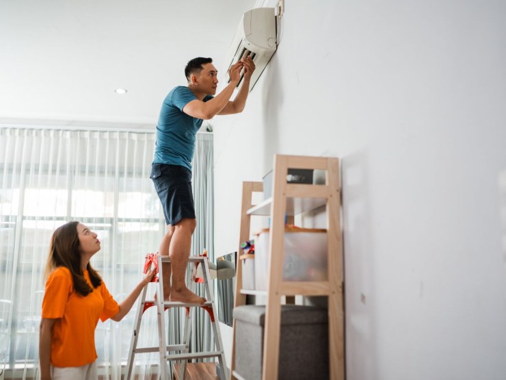 coppia controlla condizionatore di casa