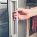 donna che apre freezer