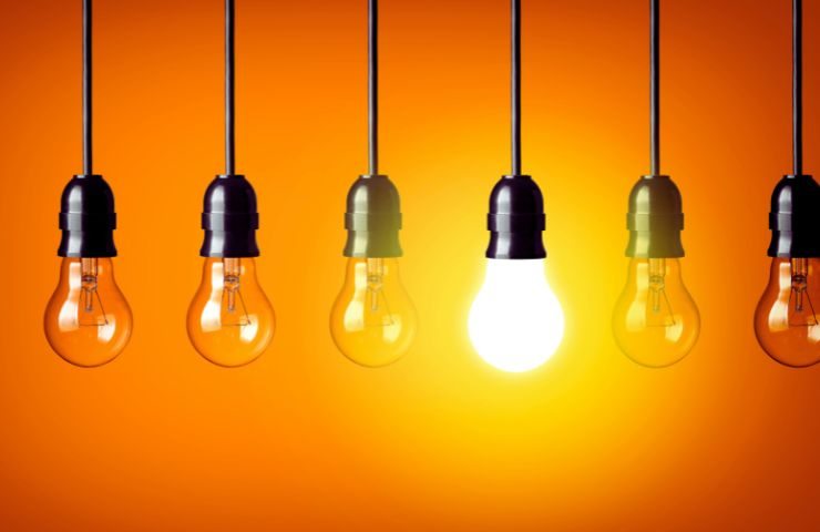 Lampadine spende ed una accesa 