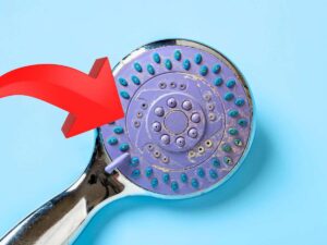 freccia rossa che indica soffione doccia con calcare
