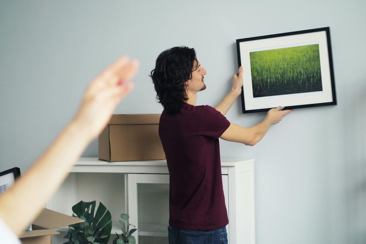 uomo con quadro