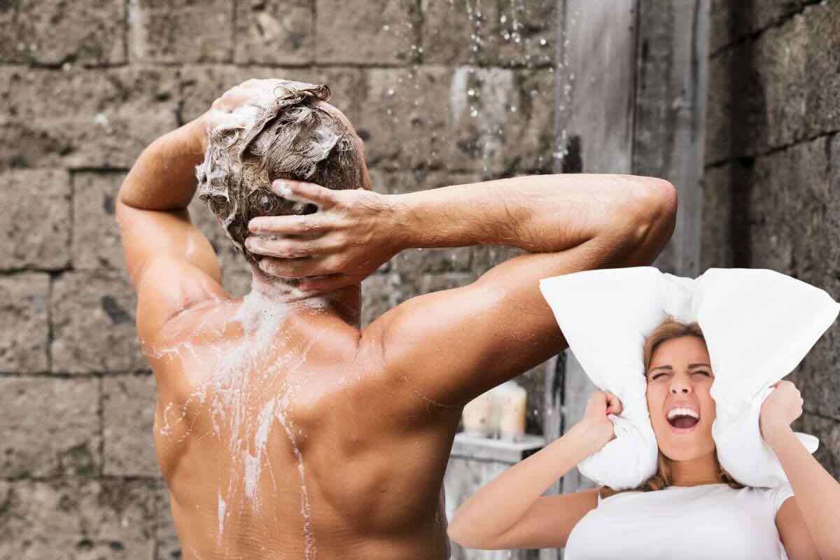 Uomo fa la doccia, ragazza urla con cuscino sulle orecchie