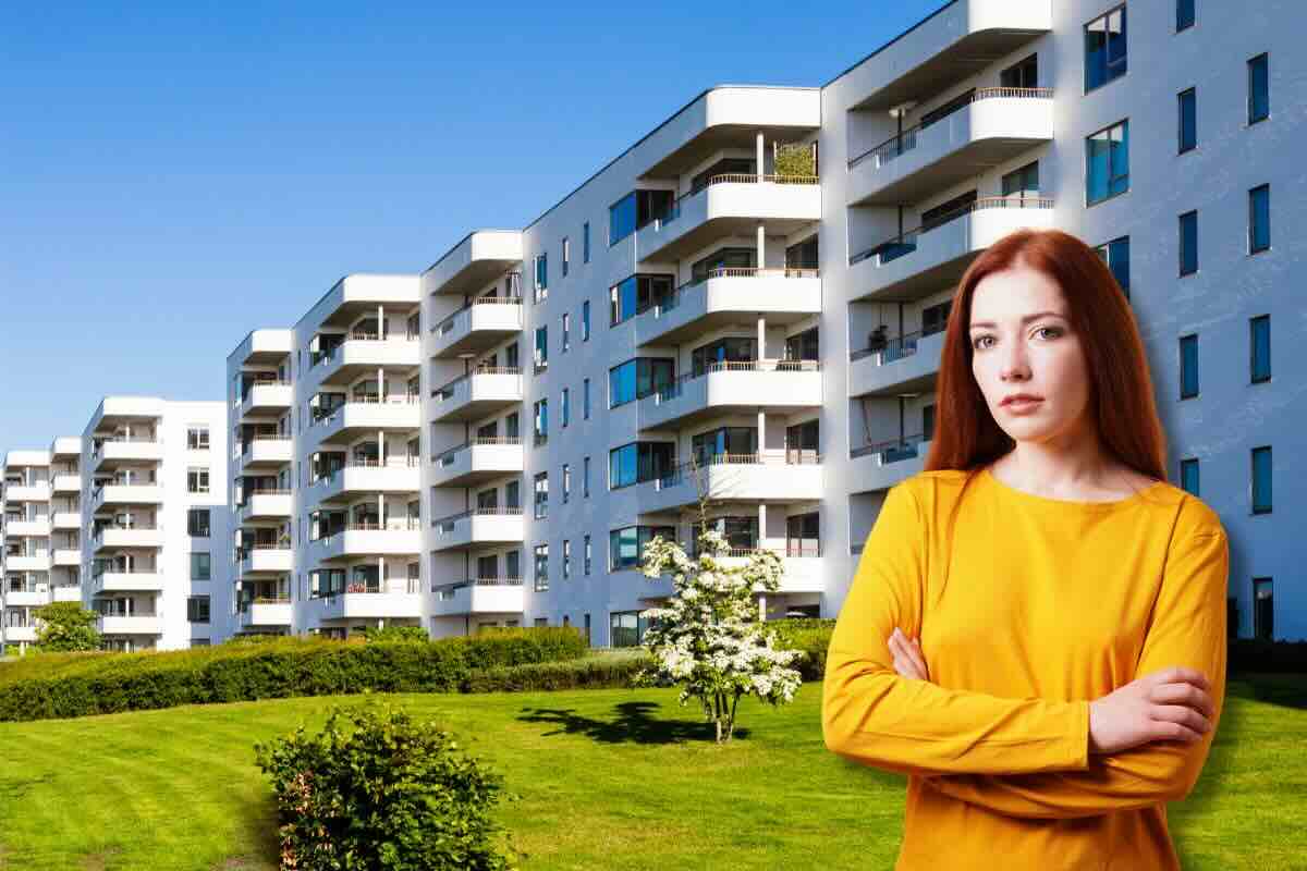 Edifici con giardino avanti, donna seria