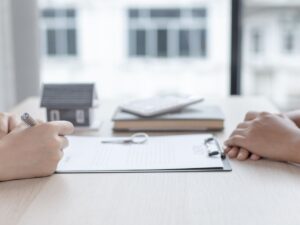 mani che firmano contratto