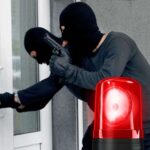 ladri entrano da finestre e luce di allarme