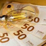 soldi euro con lampadina
