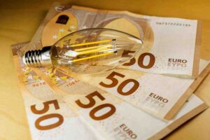 soldi euro con lampadina