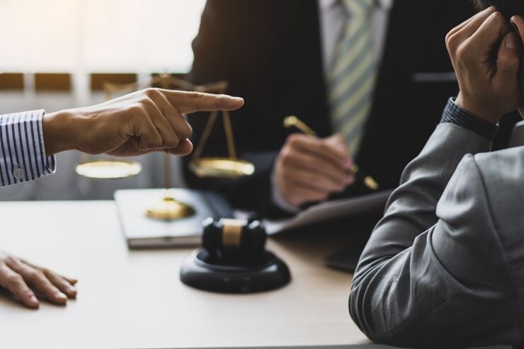 Dito che punta una persona, professionista appunta qualcosa su un foglio