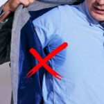 sfondo uomo con macchia di sudore e x rossa