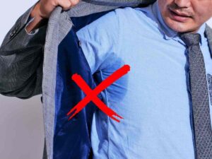 sfondo uomo con macchia di sudore e x rossa