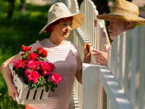 vicini di casa che parlano dalla staccionata