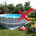 sfondo piscina da esterno e X rossa