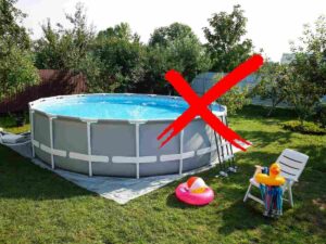sfondo piscina da esterno e X rossa