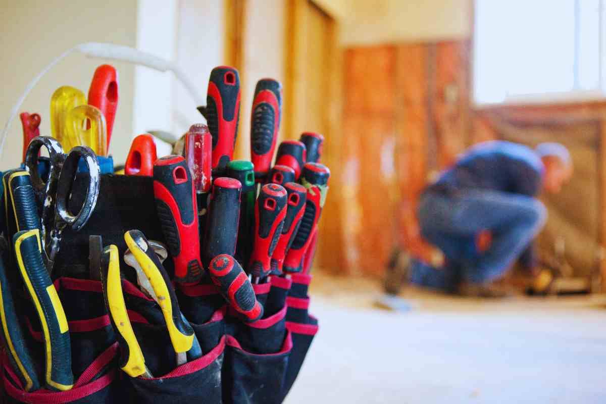 operaio e attrezzi lavoro