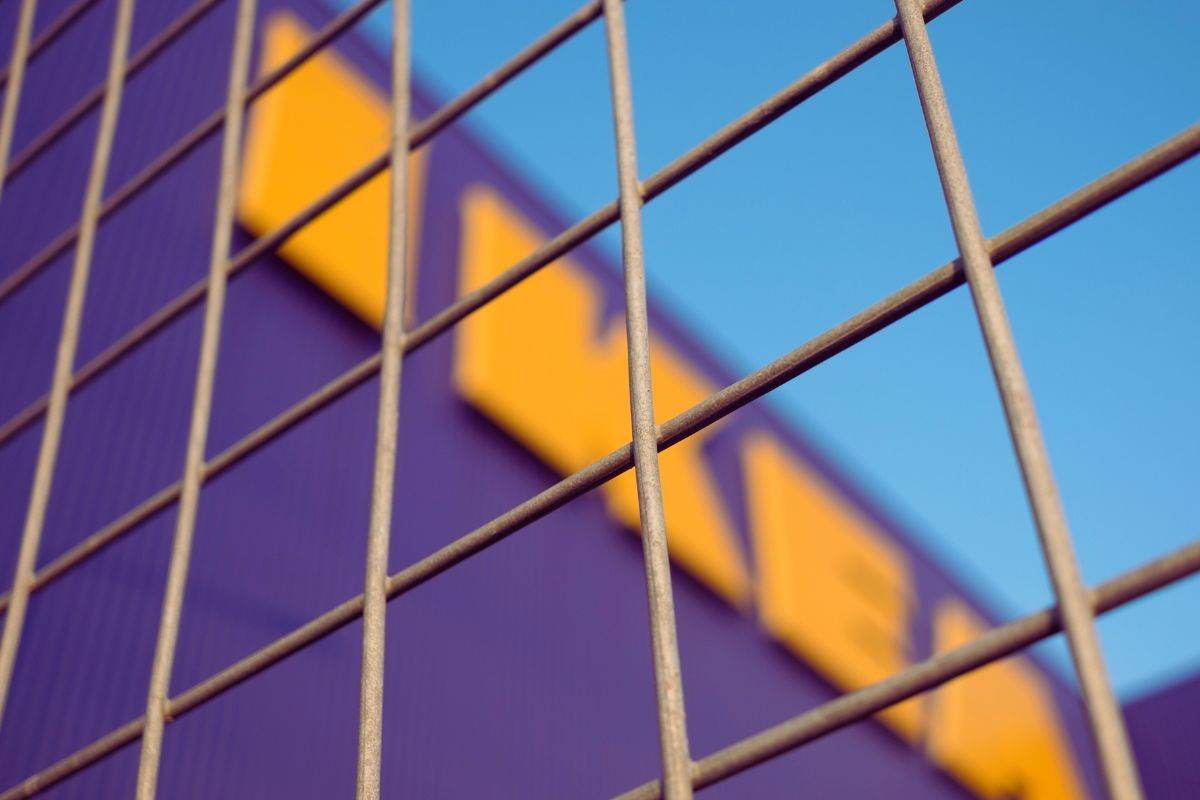 logo ikea riflesso su negozio