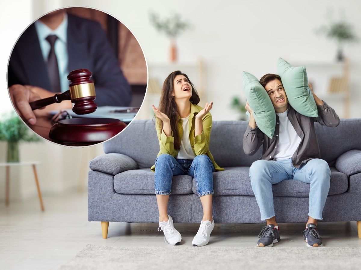 Famiglia sul divano che si attappa orecchie e giudice