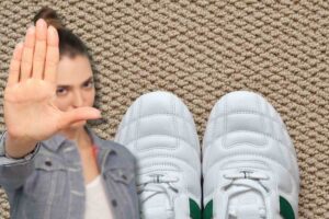Donna fa stop, scarpe bianche sul tappeto