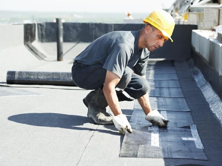 muratore che sistema terrazza