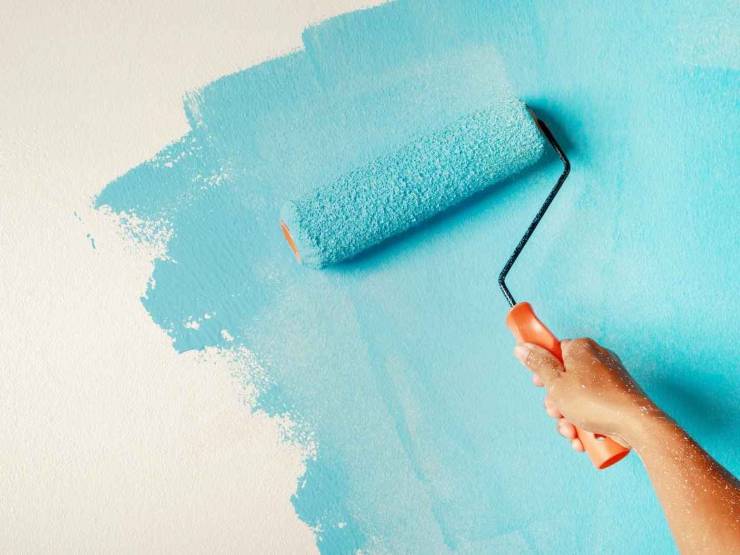 mano che tinteggia di azzurro