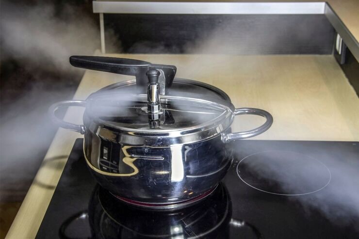 Pentola a pressione sul piano ad induzione