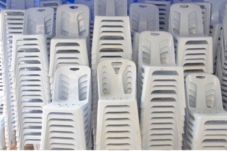 pila di sedie di plastica