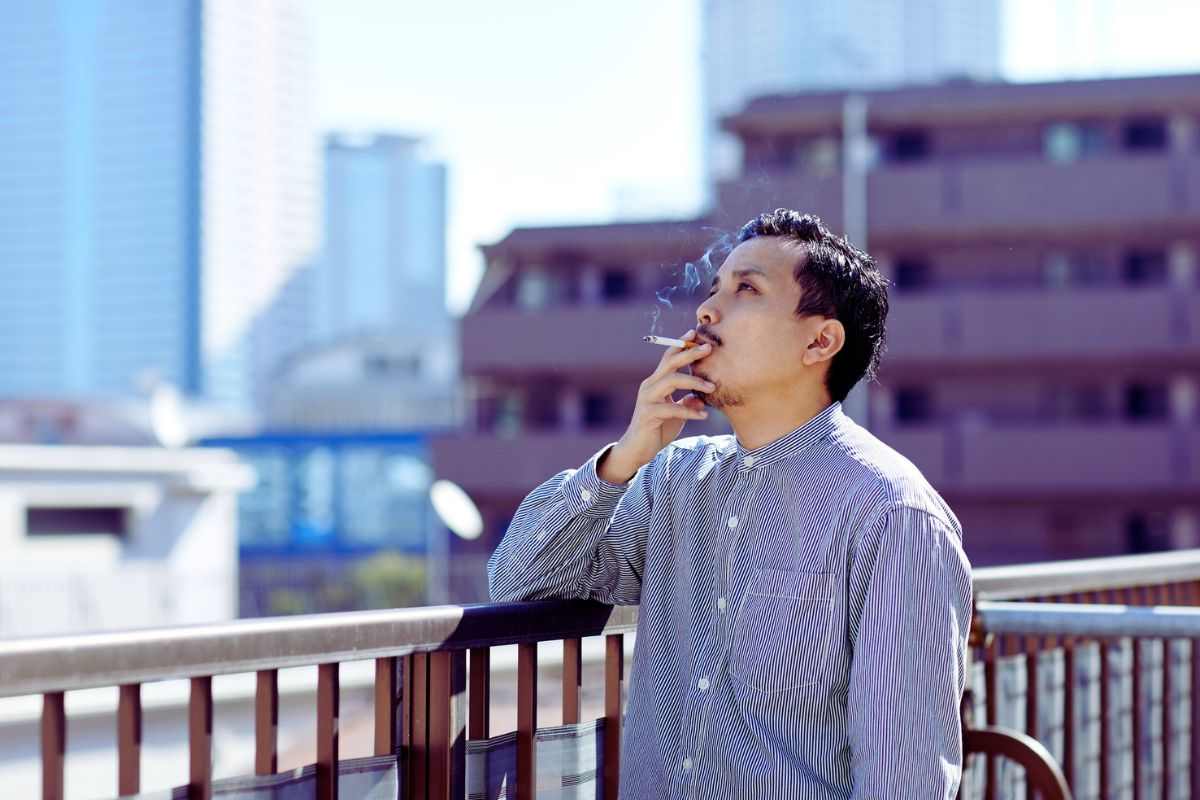uomo fuma in balcone