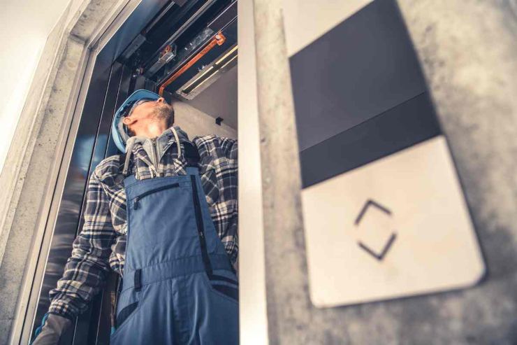 uomo dentro ascensore