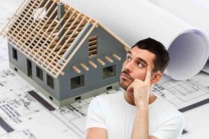 Casa e uomo pensieroso