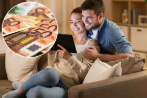 Donna e uomo con tablet, euro