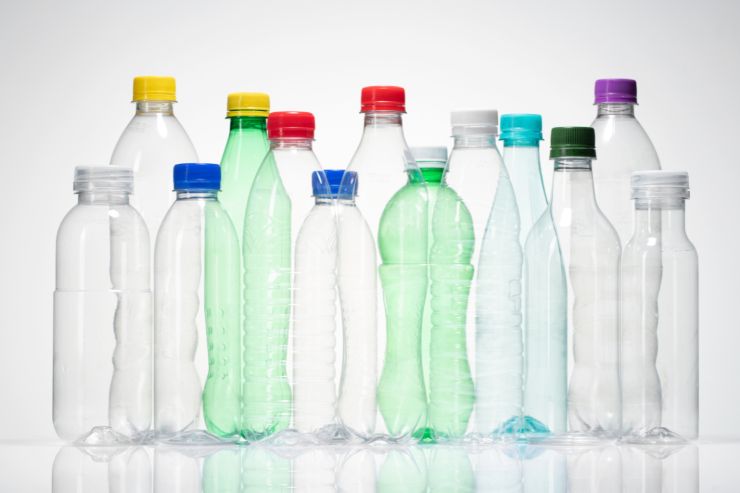 delle bottiglie vuote di plastica