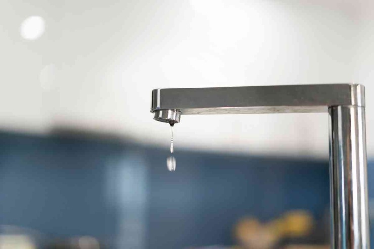 rubinetto con goccia acqua