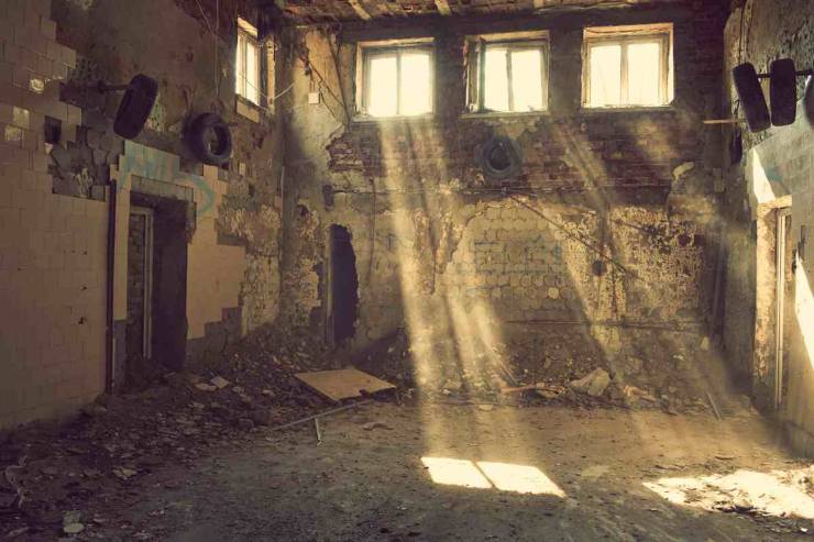 casa abbandonata con luce che entra da finestra