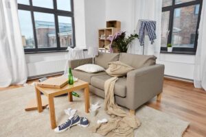 Il salone di una casa, tutto messo in disordine