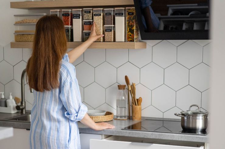 Ragazza mette in ordine la cucina