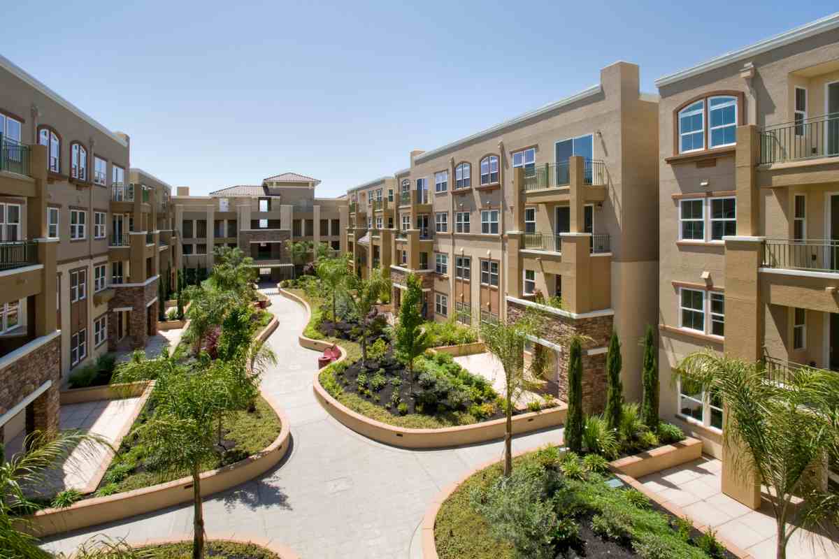 una foto di un grande condominio ben tenuto